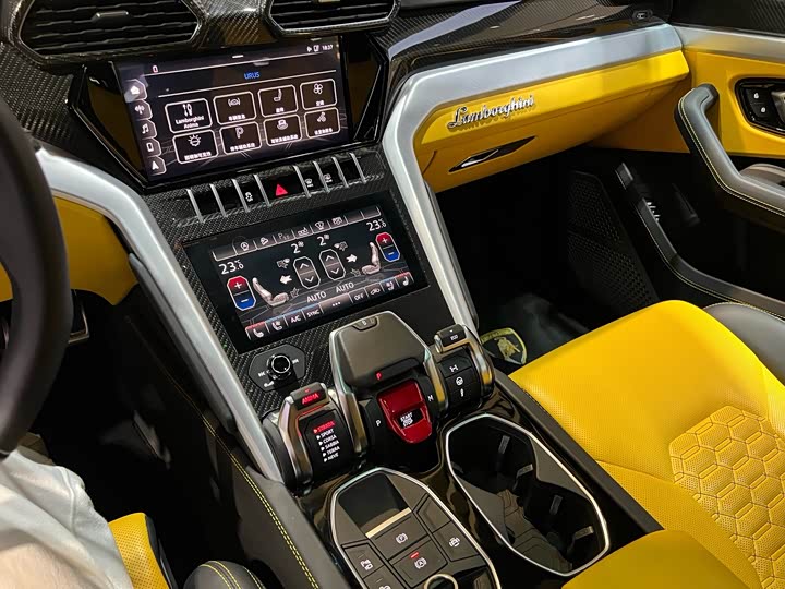 Фото 18 - Lamborghini Urus