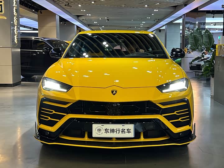 Фото 2 - Lamborghini Urus
