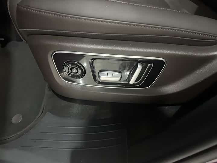 Фото 10 - LiXiang L8