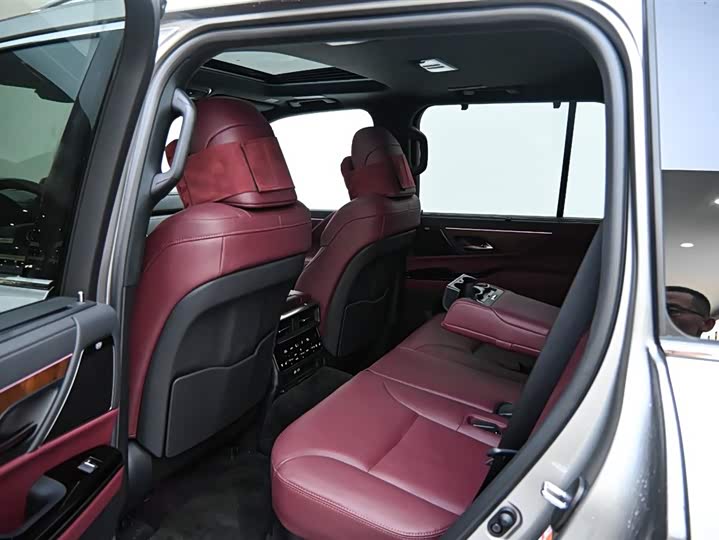 Фото 11 - Lexus LX