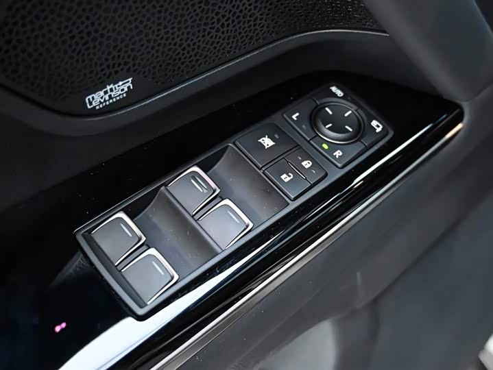 Фото 17 - Lexus LX