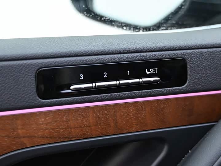 Фото 18 - Lexus LX