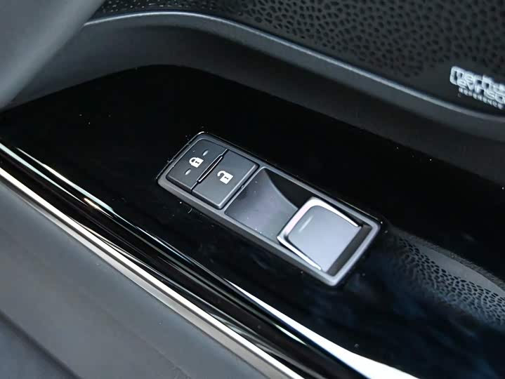 Фото 26 - Lexus LX