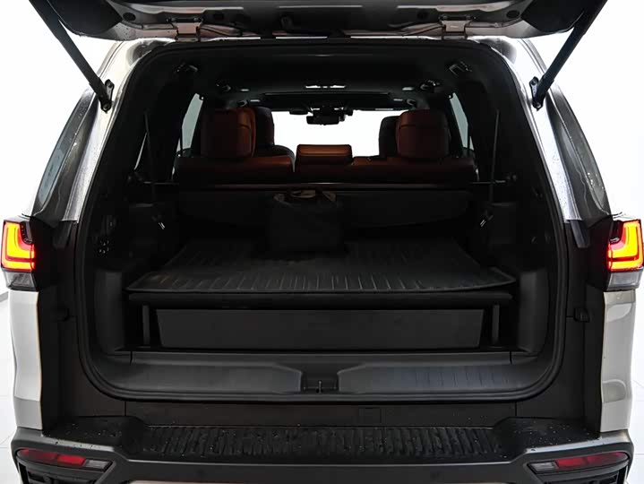 Фото 31 - Lexus LX