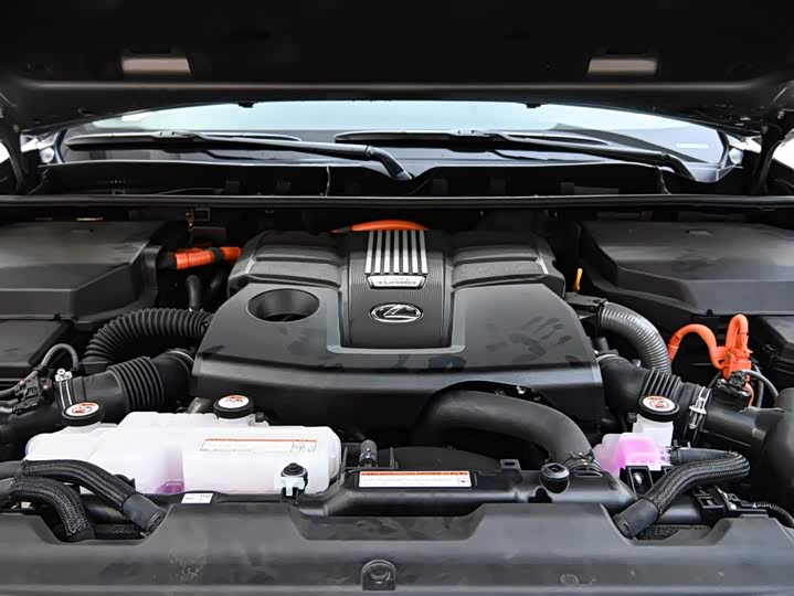 Фото 32 - Lexus LX