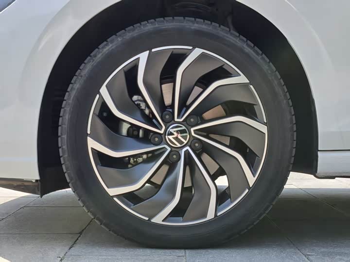 Фото 14 - Volkswagen Golf