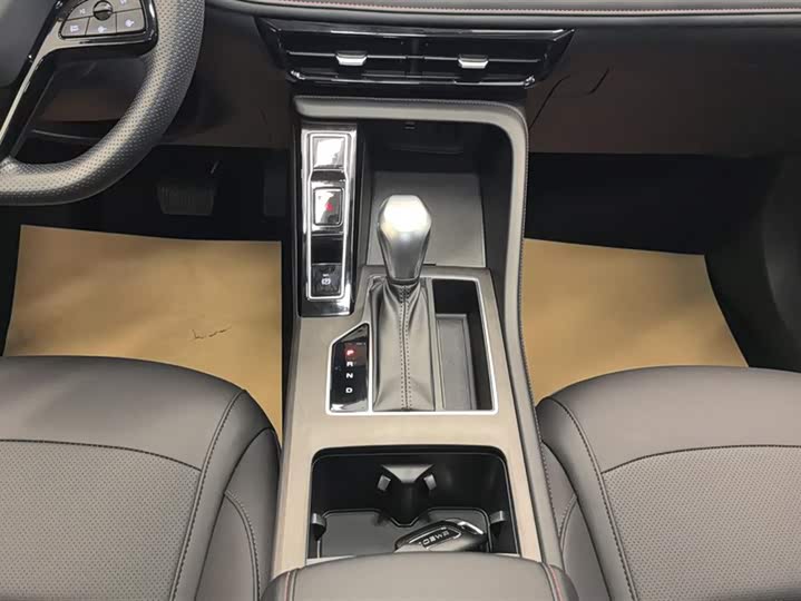 Фото 16 - Roewe i5