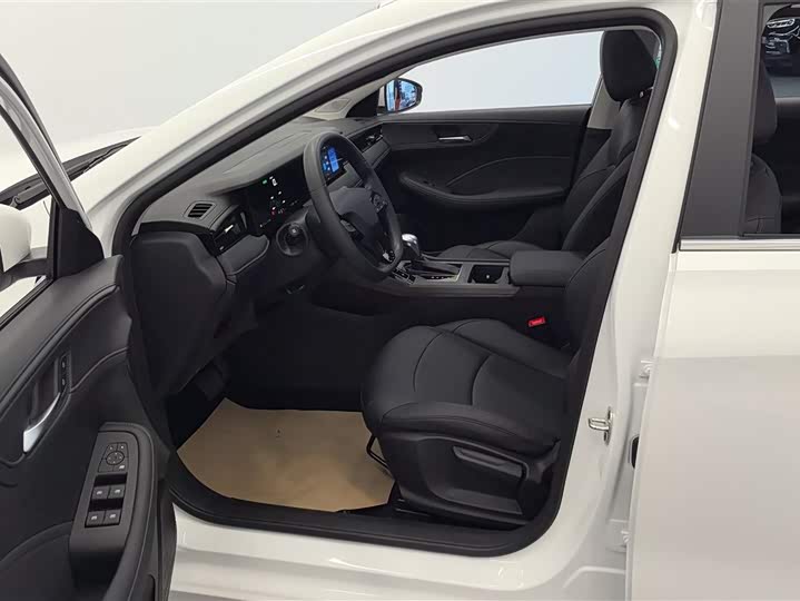 Фото 9 - Roewe i5