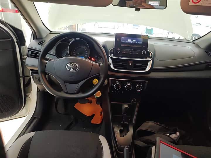 Фото 10 - Toyota Yaris L Hatchback