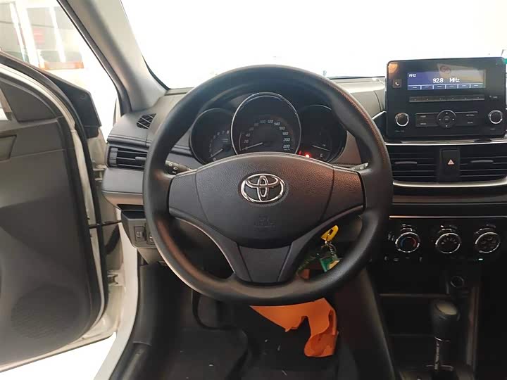 Фото 11 - Toyota Yaris L Hatchback