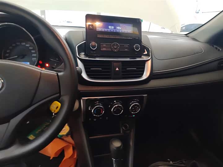 Фото 13 - Toyota Yaris L Hatchback