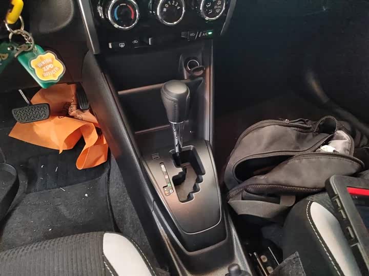 Фото 14 - Toyota Yaris L Hatchback