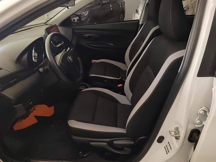 Фото 15 - Toyota Yaris L Hatchback