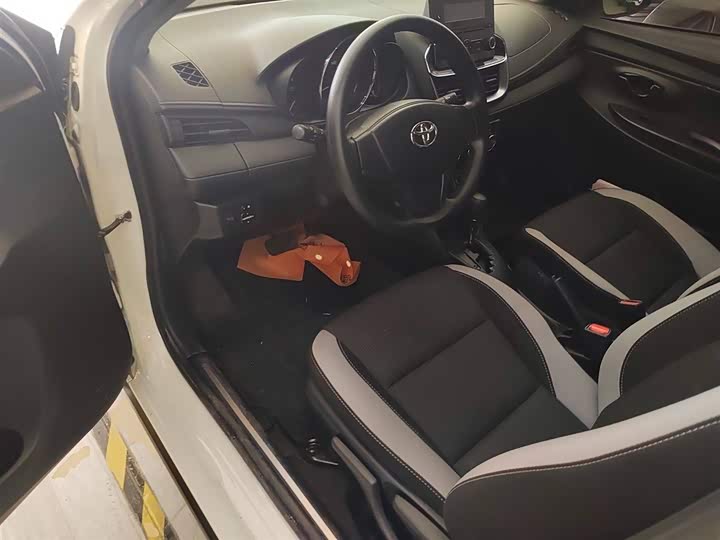 Фото 16 - Toyota Yaris L Hatchback