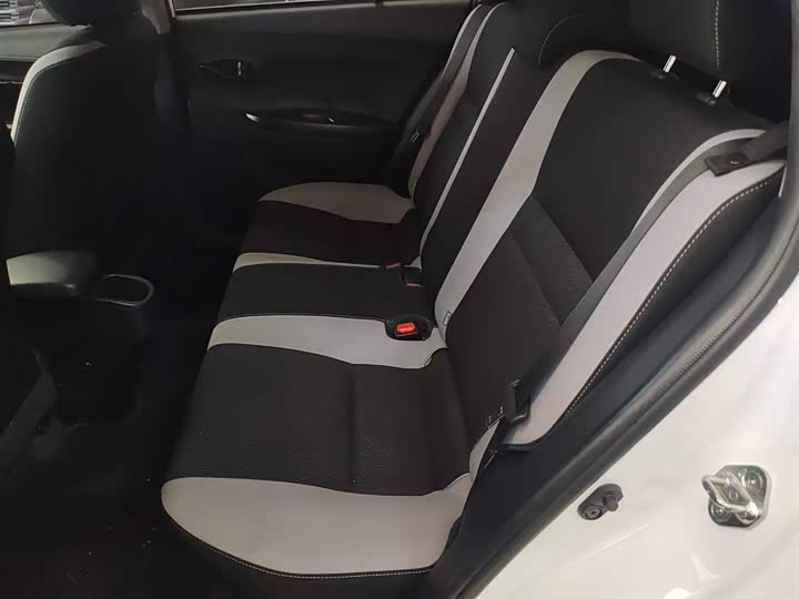 Фото 17 - Toyota Yaris L Hatchback