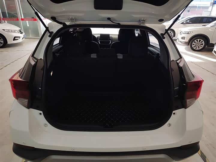 Фото 19 - Toyota Yaris L Hatchback