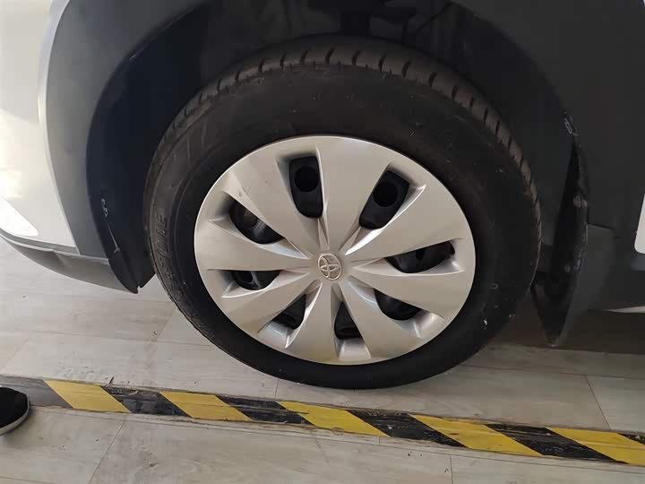 Фото 23 - Toyota Yaris L Hatchback