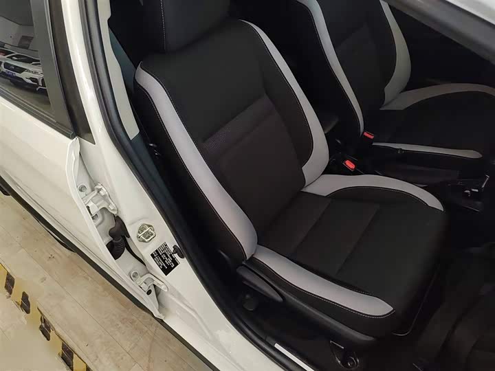 Фото 25 - Toyota Yaris L Hatchback