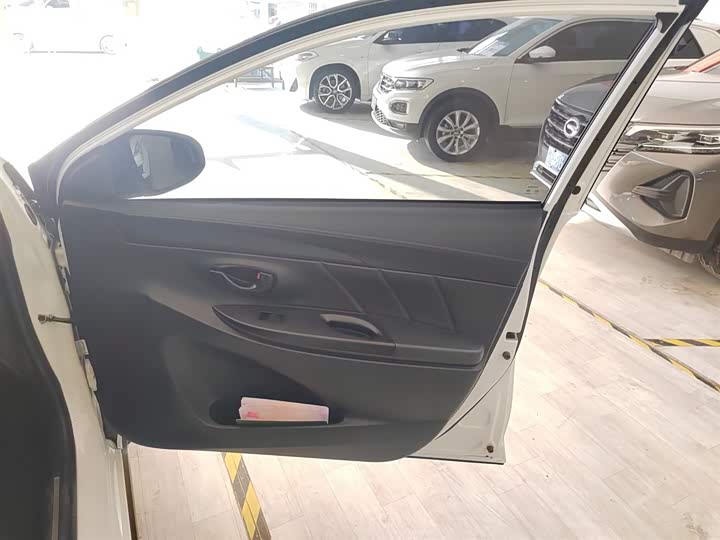 Фото 26 - Toyota Yaris L Hatchback