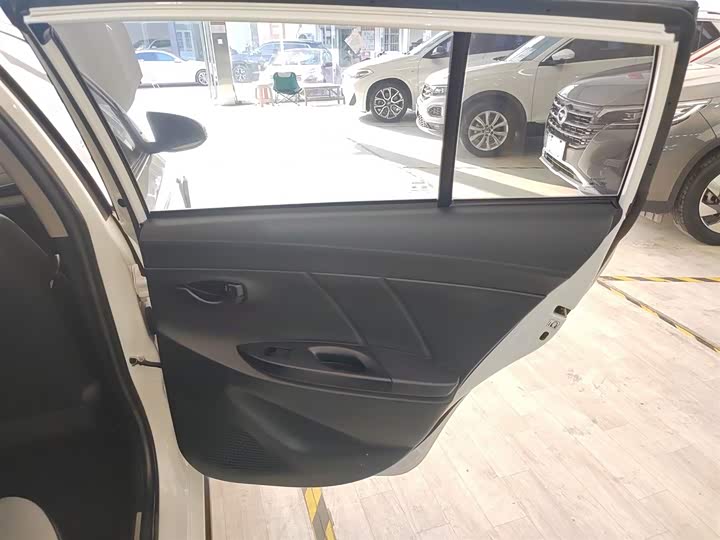 Фото 27 - Toyota Yaris L Hatchback