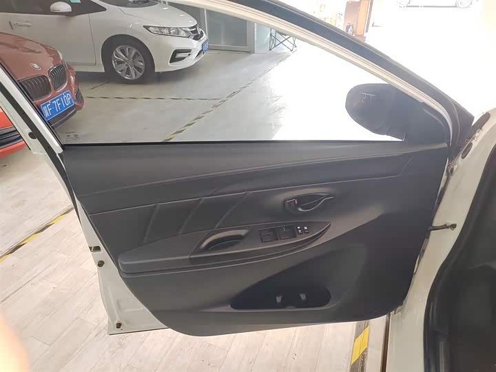 Фото 28 - Toyota Yaris L Hatchback