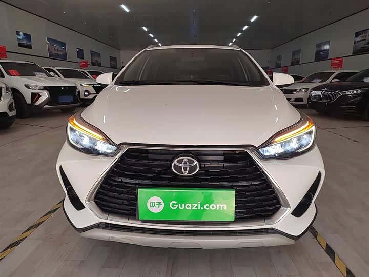 Фото 3 - Toyota Yaris L Hatchback