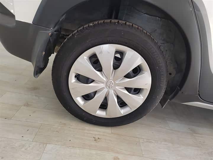 Фото 30 - Toyota Yaris L Hatchback