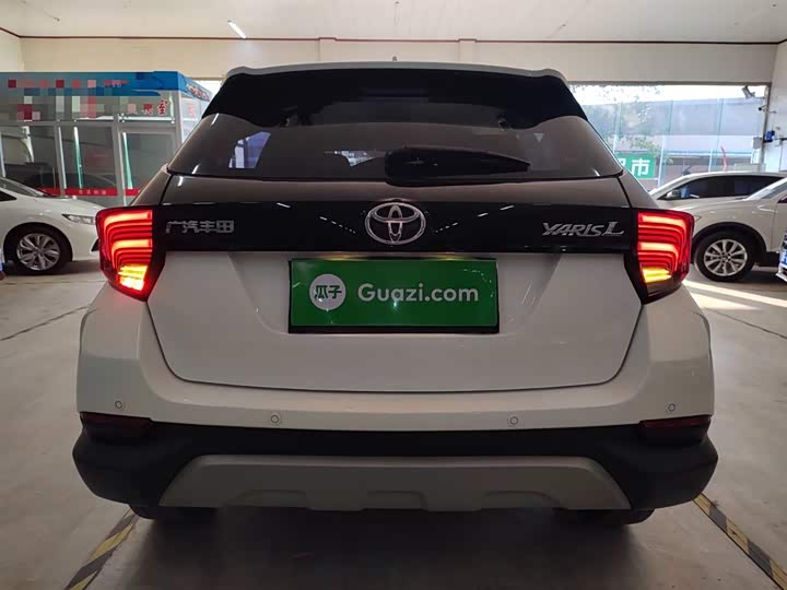 Фото 6 - Toyota Yaris L Hatchback