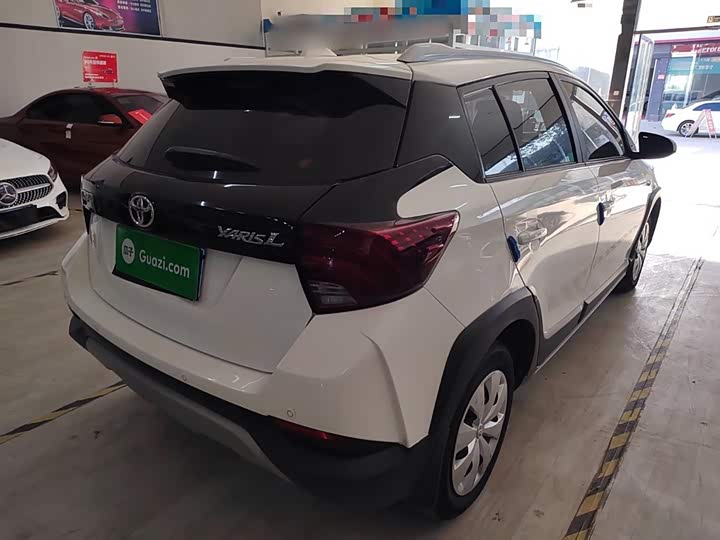 Фото 7 - Toyota Yaris L Hatchback