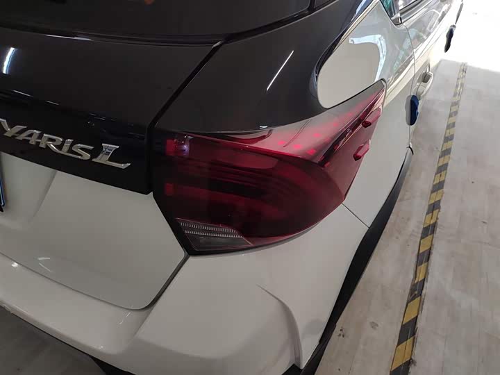 Фото 8 - Toyota Yaris L Hatchback