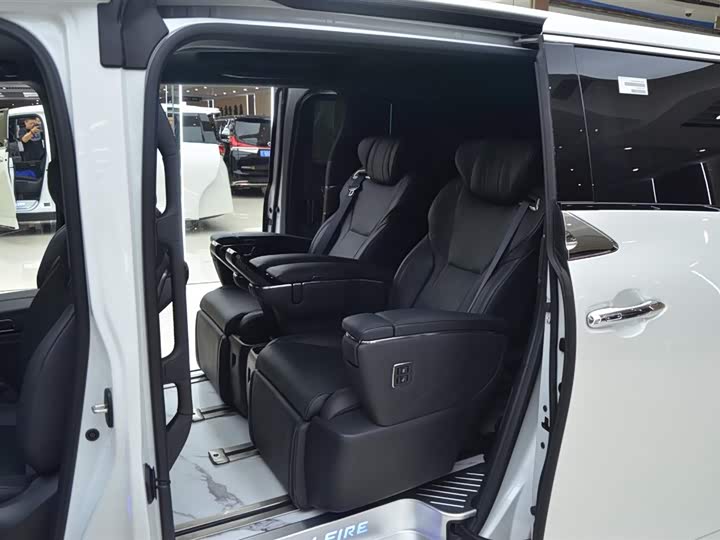 Фото 5 - Toyota Vellfire