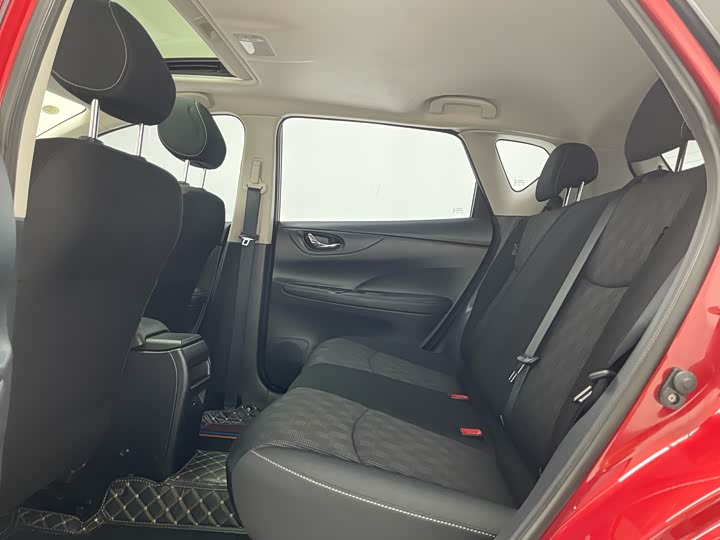 Фото 24 - Nissan Tiida