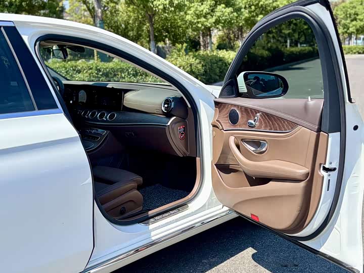 Фото 10 - Mercedes-Benz E-Class