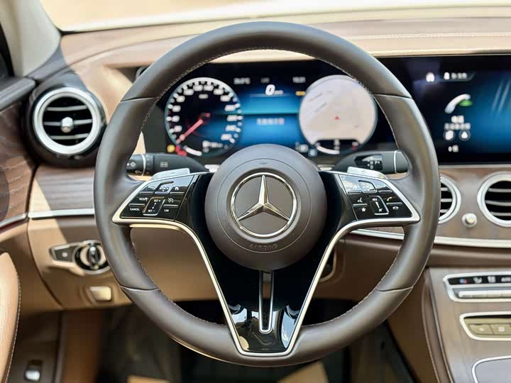 Фото 11 - Mercedes-Benz E-Class