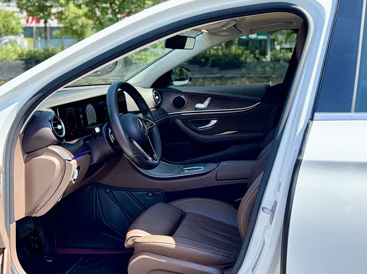 Фото 13 - Mercedes-Benz E-Class