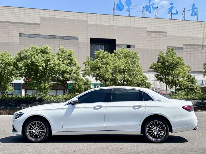 Фото 22 - Mercedes-Benz E-Class