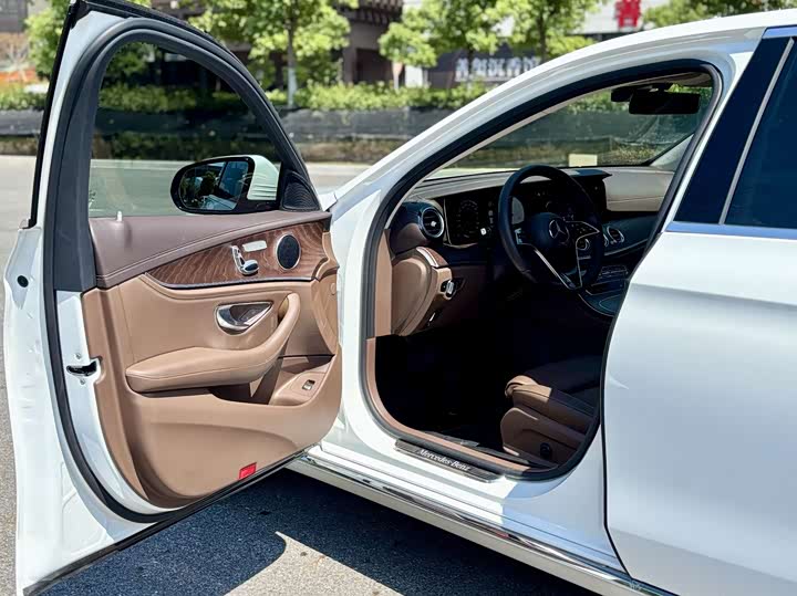 Фото 4 - Mercedes-Benz E-Class