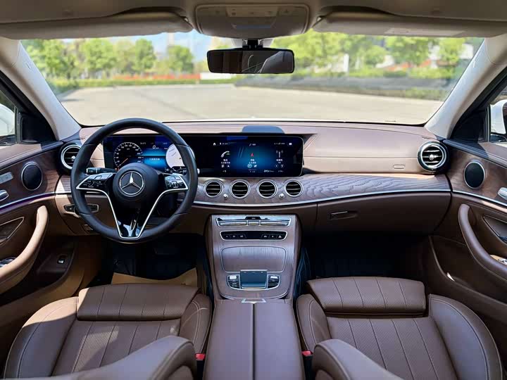 Фото 5 - Mercedes-Benz E-Class