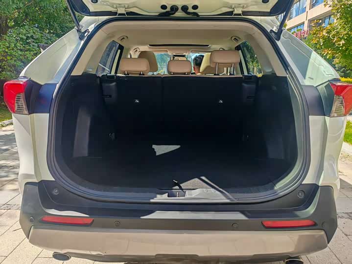 Фото 10 - Toyota RAV4