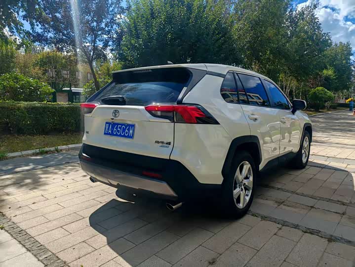 Фото 12 - Toyota RAV4