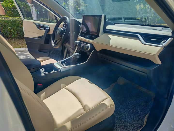 Фото 13 - Toyota RAV4