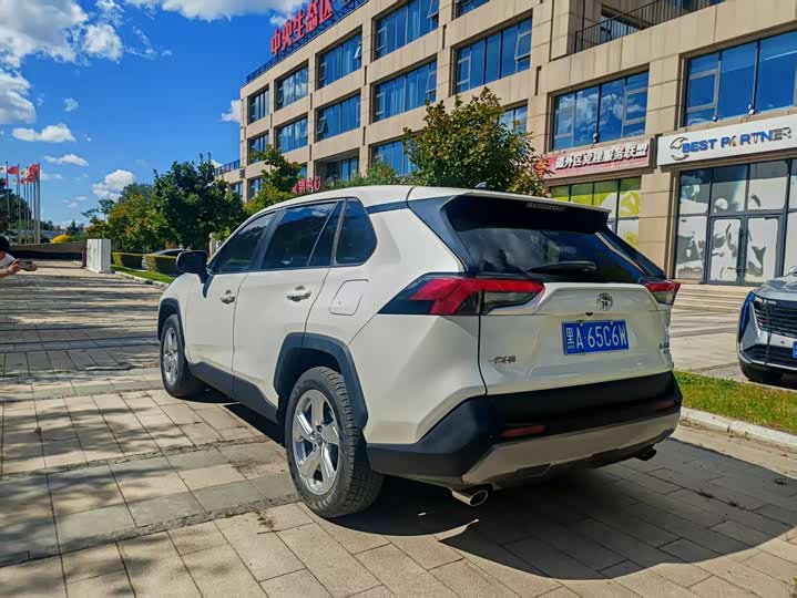 Фото 2 - Toyota RAV4