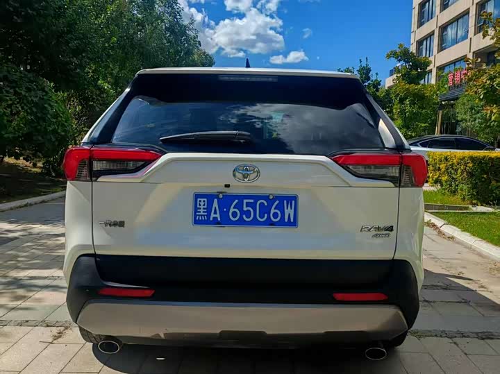 Фото 4 - Toyota RAV4