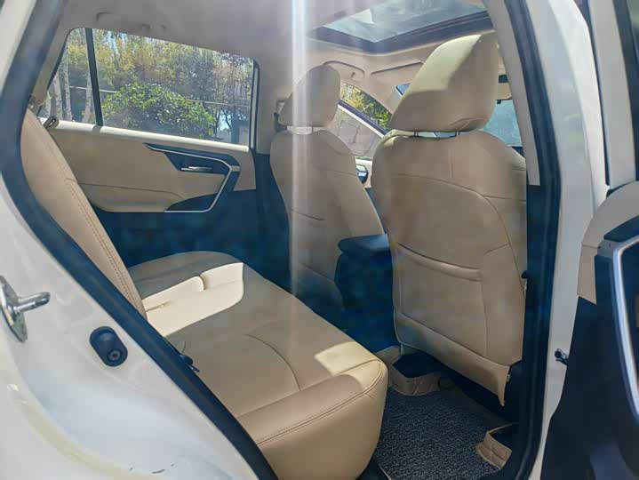 Фото 8 - Toyota RAV4