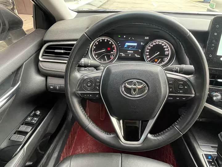 Фото 10 - Toyota Camry