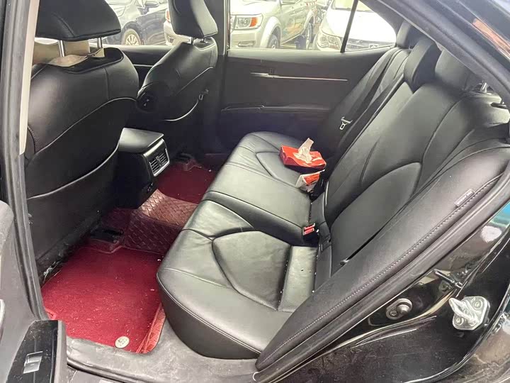 Фото 11 - Toyota Camry