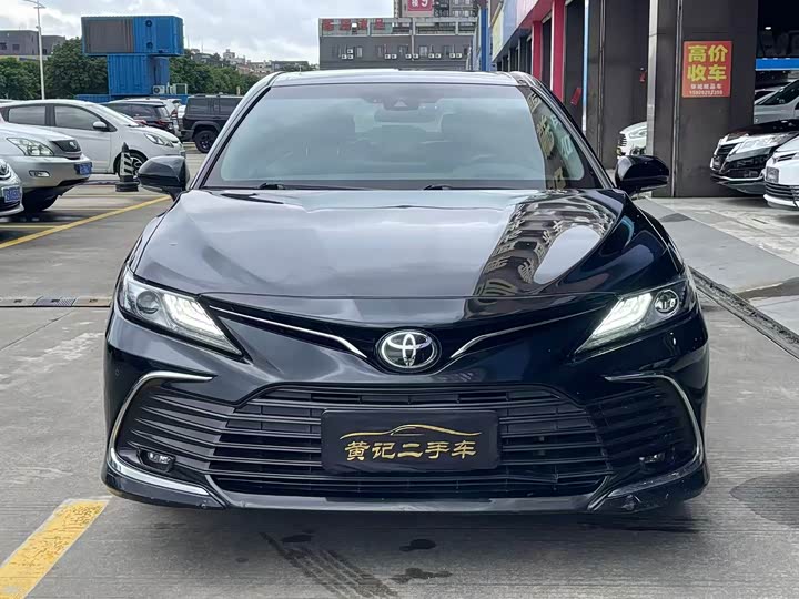 Фото 2 - Toyota Camry