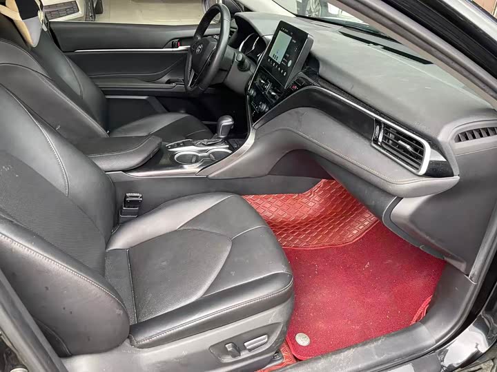 Фото 8 - Toyota Camry