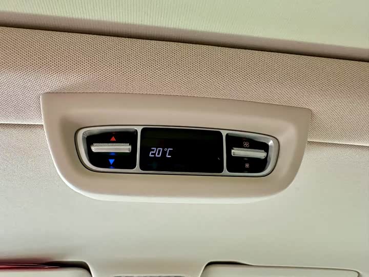 Фото 19 - Mercedes-Benz V-Class