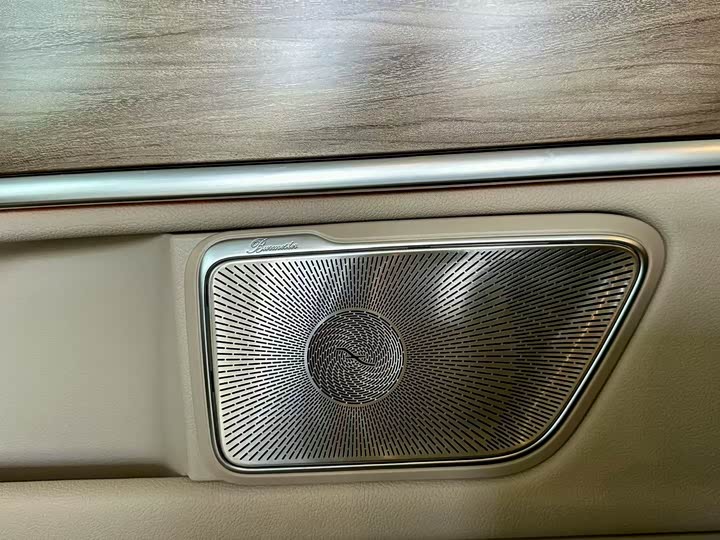 Фото 22 - Mercedes-Benz V-Class